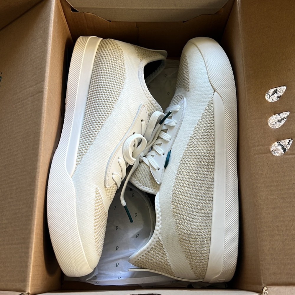 Vessi weekend white/cream and metallic gold size 10